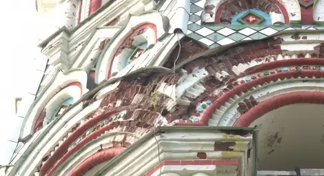 Руши се фасадата на храм-паметника в град Шипка