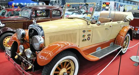 &bdquo;Краслер Сикс&ldquo; от 1926 година - първият модел на новата компания, който бързо се превръща в сензация.