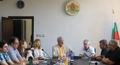 Драгомир Драганов: Не е нормално областният управител да стои в кабинета си и да се ориентира за случващото в региона само по документи Драгомир Драганов: Не е нормално областният управител да стои в кабинета си и да се ориентира за случващото в региона само по документи