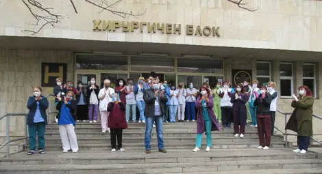 Полицаите поздравиха медиците със сирени и аплодисменти