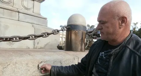 Паметникът на свободата се рони на люспи