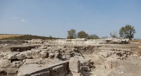 Входът на протейхизмата /допълнителна стена/ и фланкиращата го /завършващата/ триъгълна кула бастион.