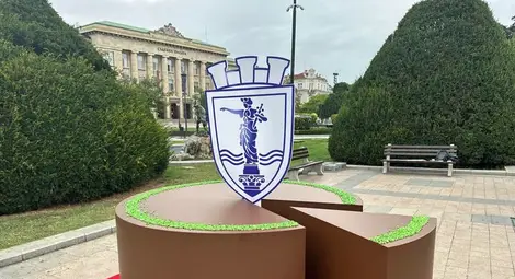 Макет на торта &bdquo;Гараш&ldquo; привлича вниманието на централния площад в Русе.