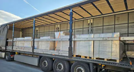 Митнически инспектори намериха заготовки за кутии за цигари и коркофан в камион с подаръчна хартия на Дунав мост при Видин