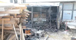 Кюмбе запали фургон в склад за дървени трупи