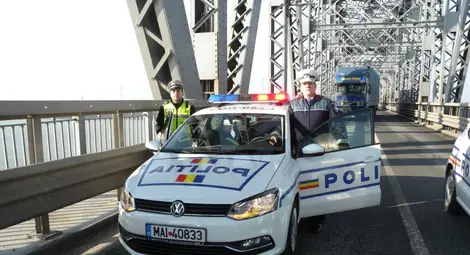 Българо-румънски екипи от пътни полицаи контролират движението по празниците Българо-румънски екипи от пътни полицаи контролират движението по празниците