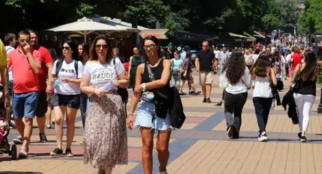 Удължават извънредната епидемична обстановка с месец