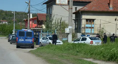 Крадци събориха стена на вила в Буйна Яна заради метали