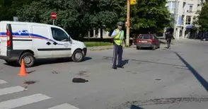 22-годишна закачи с огледалото дядо на пешеходна пътека