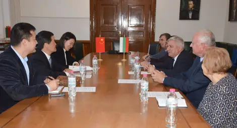 Акад. Белоев и китайският посланик Юанджун Донг обсъдиха сътрудничеството на РУ с китайски университетито училище с множество китайски университети