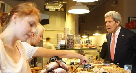 Преди да се захване с дипломация, Джон Кери имал сладкарница