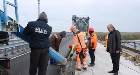 Изляха 75 тона бетон на Дунав мост