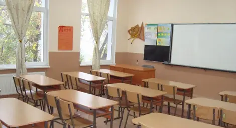 Спират конкурсите за директори в три училища Спират конкурсите за директори в три училища