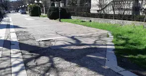 Д-р Теодора Константинова: Губим площада пред Симеоновата къща сред дупки, начупени плочки и паркирани коли