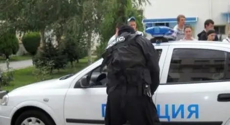 Пиян полицай в бронежилетка размахва оръжие срещу деца в столично училище