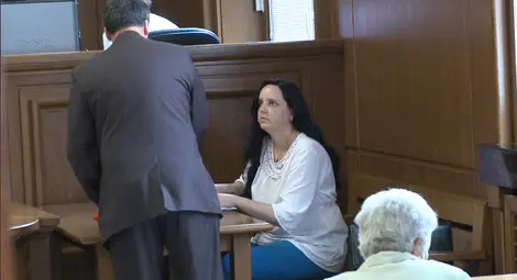 Експертиза закова акушерката за побоя над Никол