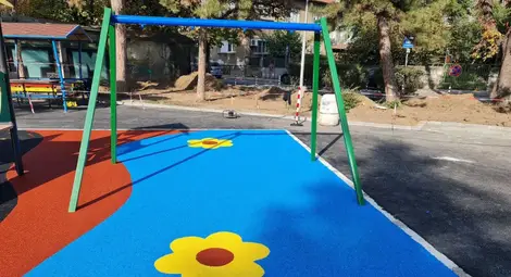 Пенчо Милков огледа ремонта на специализирана зона за детски игри