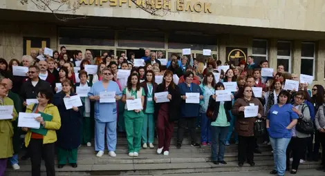 Десетки медици протестираха вчера против смяната на борда на директорите на Университетската болница.  Снимки: Красимир СТОЯНОВ