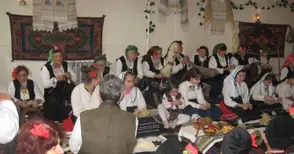 Седянка „Разкажи ми, бабо“ събра малки и големи в Ценово