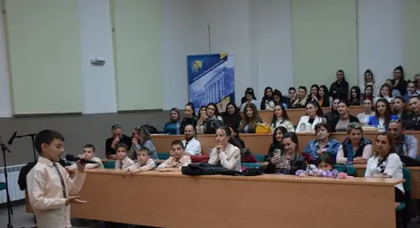 Деца от детска градина „Здравец“ и ОУ „Братя Миладинови“ поздравиха с песни и стихобе бъдещите преподаватели. Снимки: РУ Деца от детска градина „Здравец“ и ОУ „Братя Миладинови“ поздравиха с песни и стихобе бъдещите преподаватели. Снимки: РУ