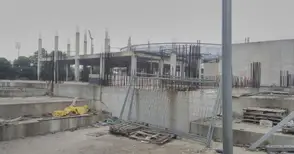 Изоставеният строеж до Арената се използва за горене на кабели