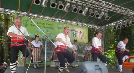 „Сцена под липите“ събира в Николово любители на фолклора от страната и Румъния „Сцена под липите“ събира в Николово любители на фолклора от страната и Румъния