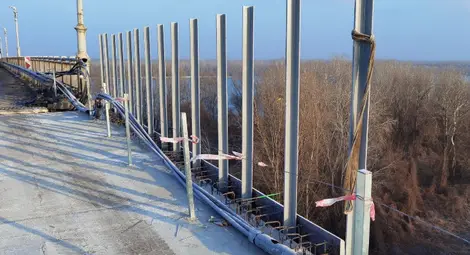 Монтира се предпазна мрежа на Дунав мост при Русе между пътната и железопътната част на съоръжението