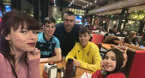 Дани от първия миг избира най-неблагодарния пост във футбола, Тони е крило и защитник, преди да сложи ръкавиците