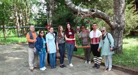 Гергьовска люлка вързаха в  гимназията в Образцов чифлик