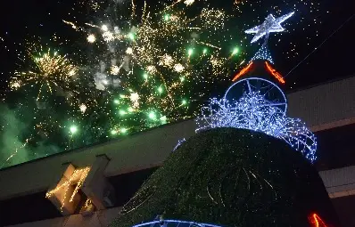 Джуджета и мажоретки доведоха загубилия се Дядо Коледа