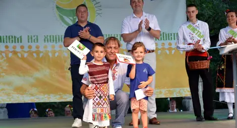 С вълнуващ концерт на народната певица Светла Дукатева приключи тридневният празник на село Николово.