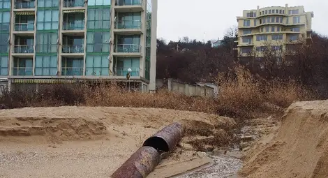 Фекални води от хотели и вили се изливат в морето край Варна /галерия/