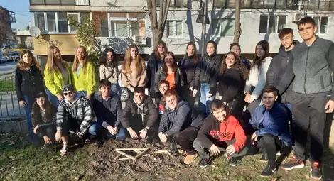 В Дойче шуле садиха жълти минзухари  в памет на загинали еврейски деца