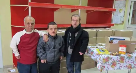 Коледни пакети с хранителни продукти тръгват от Русе към Малките хора /галерия/