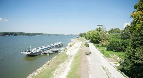 Крайбрежната алея отдавна очаква да се превърне в привлекателно място за отдих и забавление. 	Снимки: Община Русе