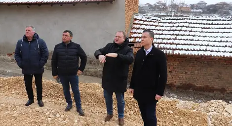 Евакуираните след свлачището във Ветово семейства се завръщат в домовете си /галерия/