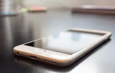 Разработиха първия смартфон, който работи без батерия