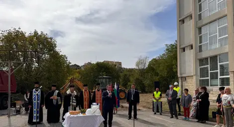 Направена бе първа копка на изграждането на физкултурен салон и топла връзка към ОУ „Никола Обретенов“ в Русе Направена бе първа копка на изграждането на физкултурен салон и топла връзка към ОУ „Никола Обретенов“ в Русе