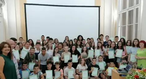 Традиционна празнична торта очаква седмокласниците от център &bdquo;Диалог&ldquo;