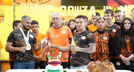 Русе посрещна със Златна значка изравнилия рекорд по евротитли в щангите Ангел Русев Русе посрещна със Златна значка изравнилия рекорд по евротитли в щангите Ангел Русев