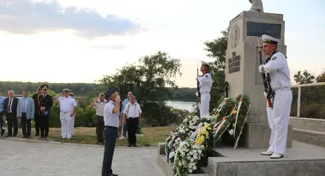 Драгомир Драганов с поздравление от командира на ВМС