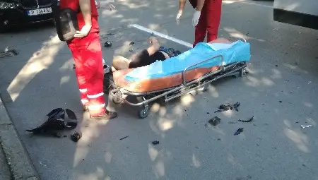 Каската спаси живота на млад моторист в тежка катастрофа Каската спаси живота на млад моторист в тежка катастрофа