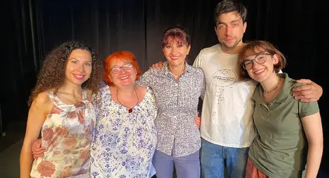 Домакини и гости на &bdquo;Шинел&ldquo;: Галена Копанкова, чудната пиарка на русенския куклен театър, Нина Димитрова, директорът на Кукления театър Нуша Хараланова, Стелиан Радев и дъщерята на Нина и Зуека Девина.                                             Снимка: Авторът