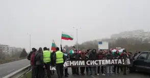 Протест спира за кратко движението към Дунав мост