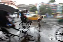 Китайка влачи майка си с рикша 12 000 км