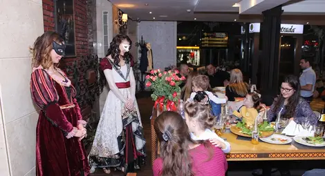 Италиански шлагери и маскирани лица  откриха венецианските празници в Русе