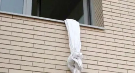 Сирийче падна от втория етаж при опит да избяга по въже от чаршаф от Кризисния център
