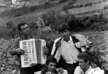 Шануването на войниците в родопското село Жребичко и песента &bdquo;Девойко мари хубава&rdquo; /галерия/