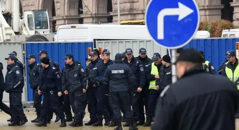 Полицаи се струпват пред Министерството на финансите