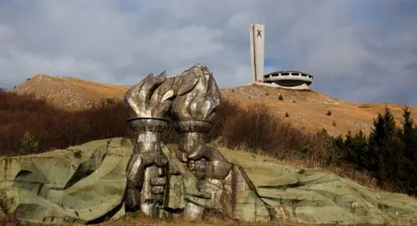 Или как държавата успява да взима най-лошото от шареното ни минало